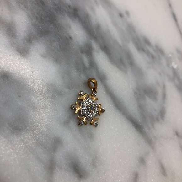 Snowflake Necklace Charm Gold and Silver - Picture 3 of 3